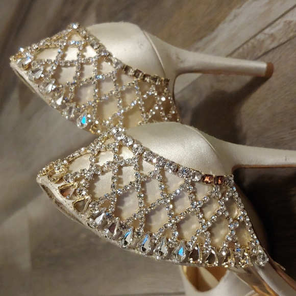 Badgley Mishka Bridal Heels - Picture 4 of 7